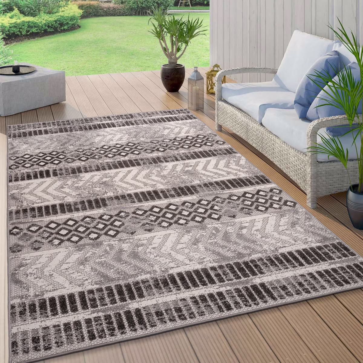 Distressed Geometric Indoor/Outdoor Gray 7′ 10″ x 10′ Area Rug