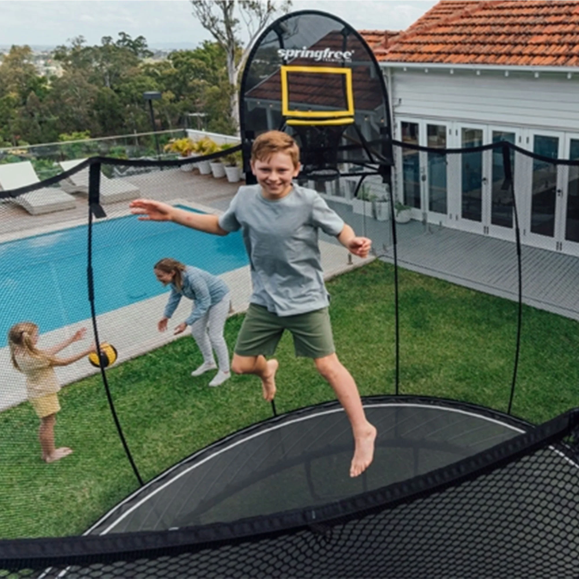 Springfree 8 x 13 ft Large Oval Trampoline w/ Safety Net & SoftEdge Mat