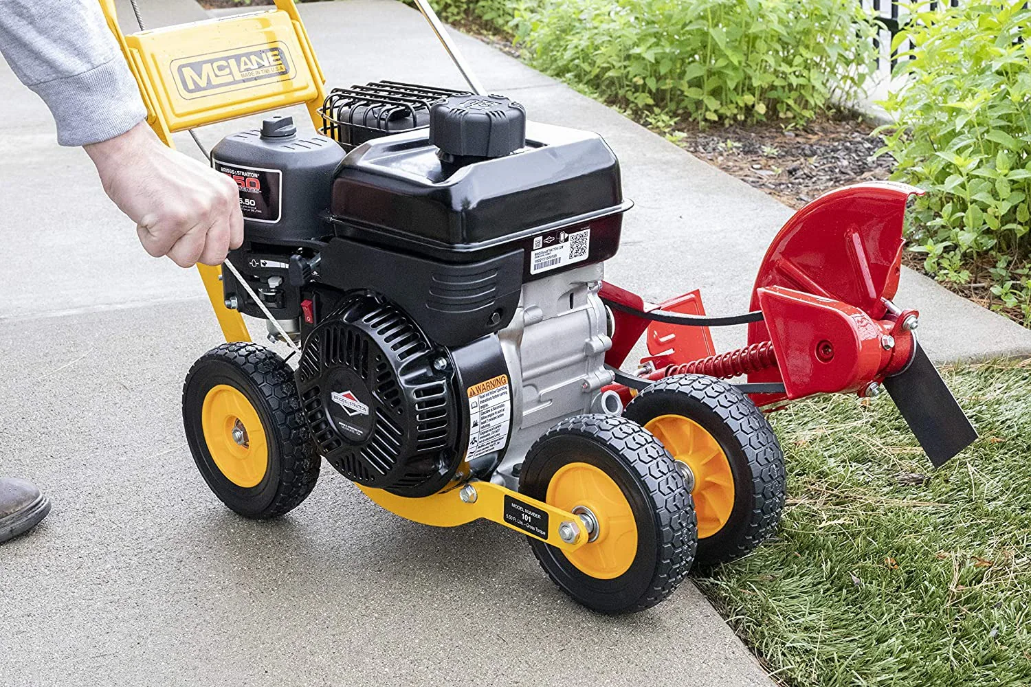 01-5.5GT-7 Petrol-powered lawn edger, 5.50 Nm gross torque/3.5 hp B&S engine, 7-inch wheels